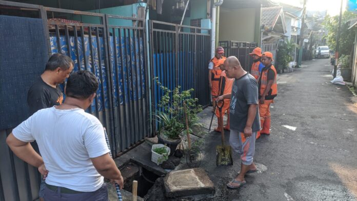 Kolaborasi Warga dan PPSU: Pembersihan Lingkungan RW 05 Rawa Badak Selatan