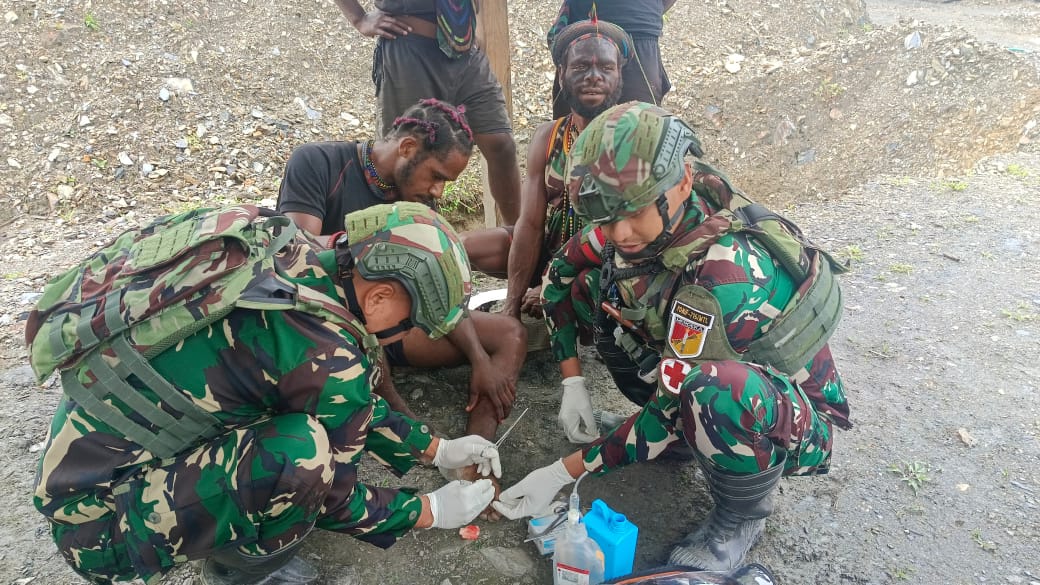 Pelayanan Kesehatan Satgas Yonif 715/Mtl Bantu Warga Kampung Moulo Hadapi Tantangan Kesehatan di Papua