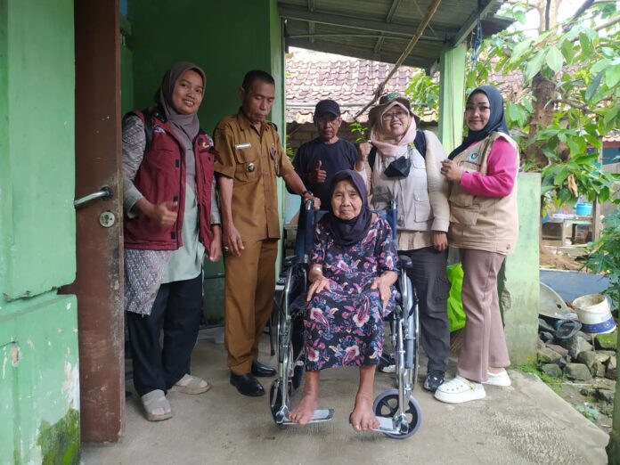 Kepedulian Desa Cimanggu 2 Wujudkan Harapan Lewat Bantuan Kursi Roda