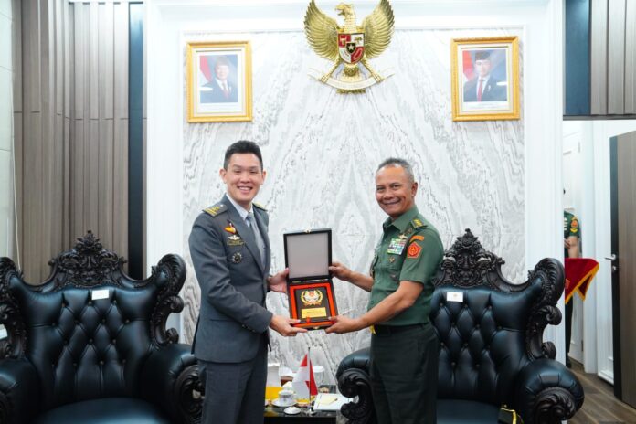 Kunjungan Kehormatan SAF Tegaskan Komitmen Baru dalam Pertahanan Siber Regional