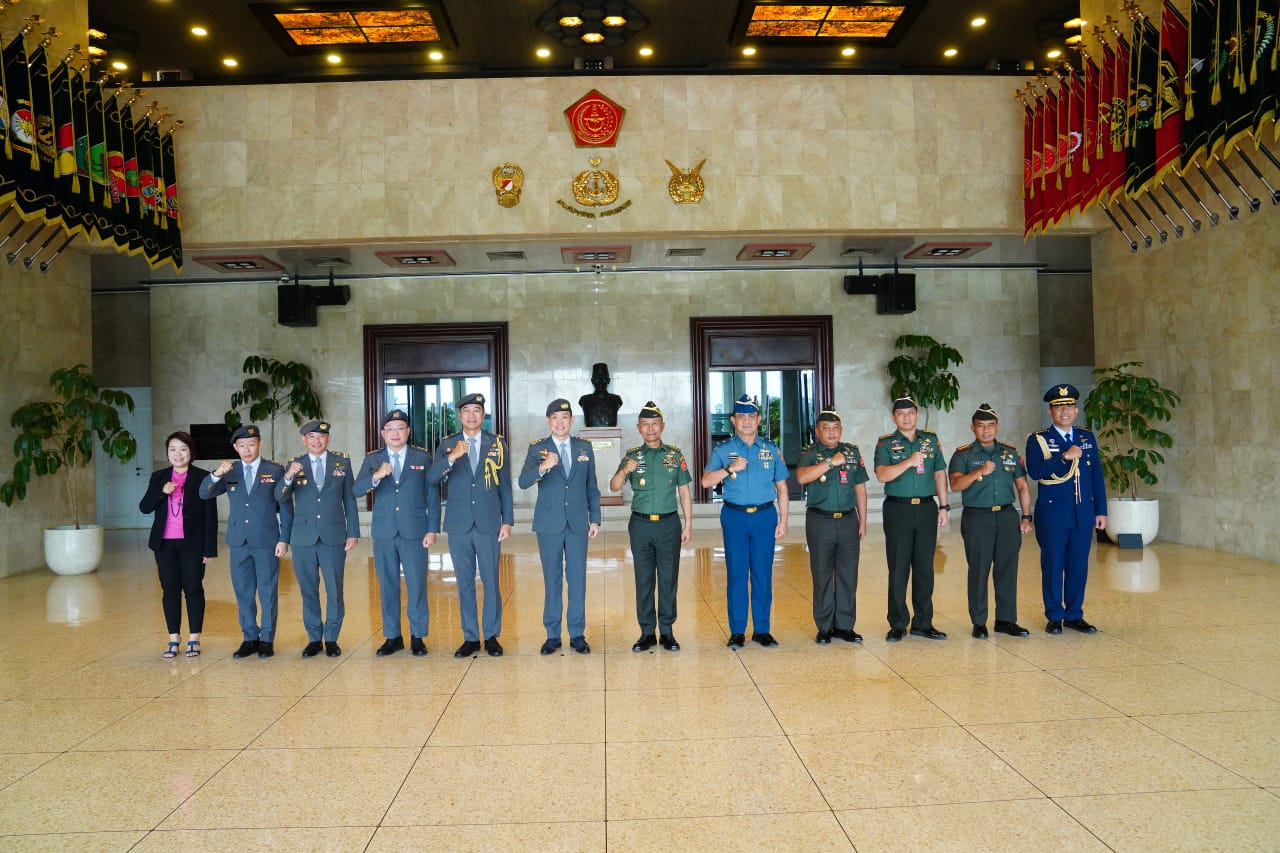 Kunjungan Kehormatan SAF Tegaskan Komitmen Baru dalam Pertahanan Siber Regional