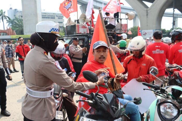 Langkah Luar Biasa Polwan Hadirkan Harmoni di Tengah Aksi Buruh