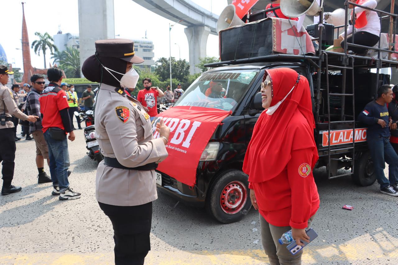 Langkah Luar Biasa Polwan Hadirkan Harmoni di Tengah Aksi Buruh