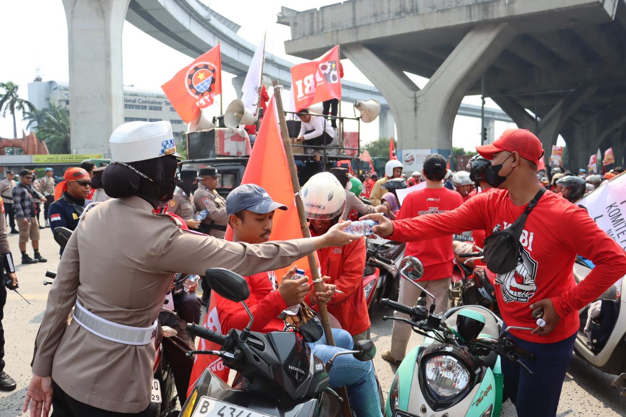 Langkah Luar Biasa Polwan Hadirkan Harmoni di Tengah Aksi Buruh