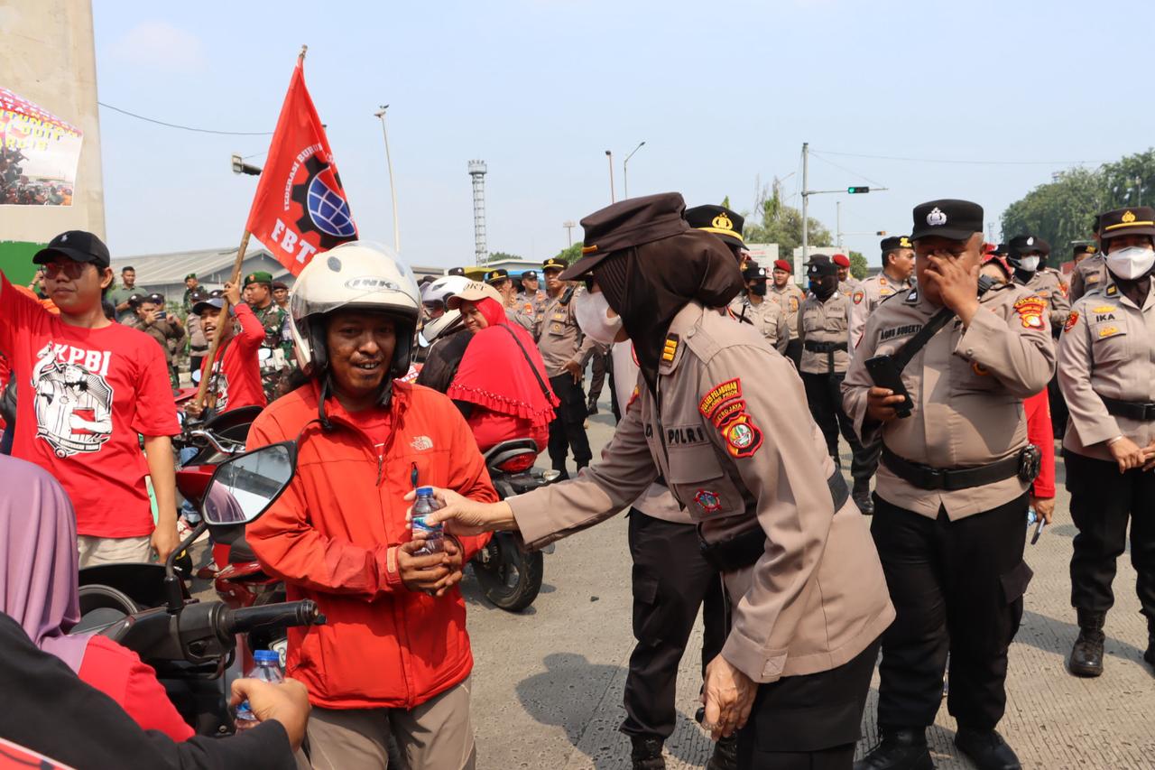 Langkah Luar Biasa Polwan Hadirkan Harmoni di Tengah Aksi Buruh