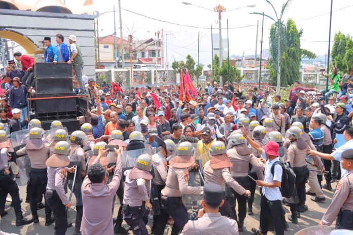 Bentrok Mencekam Warnai Aksi Massa Petani Singkong di Kantor Gubernur Lampung