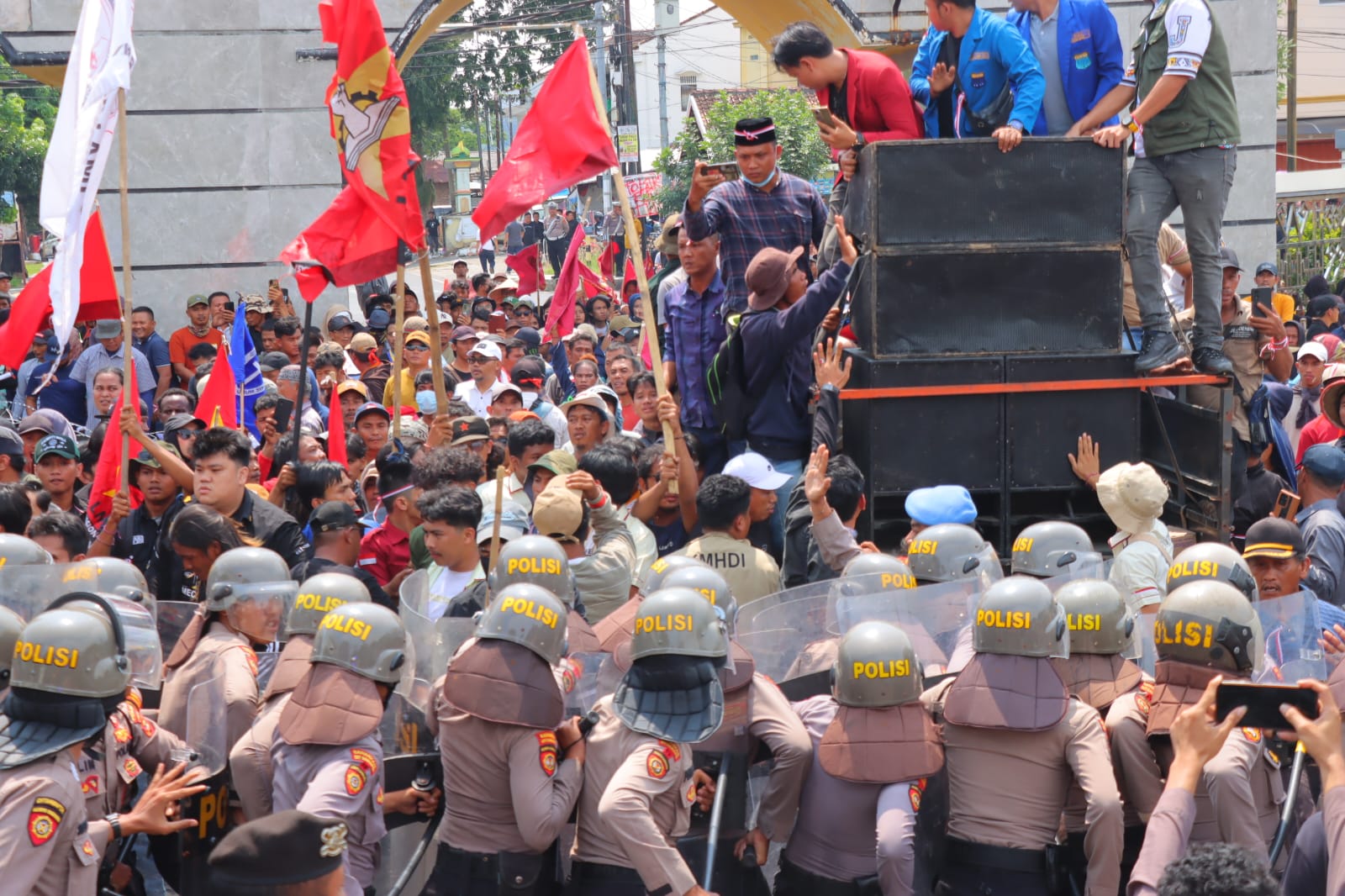 Bentrok Mencekam Warnai Aksi Massa Petani Singkong di Kantor Gubernur Lampung