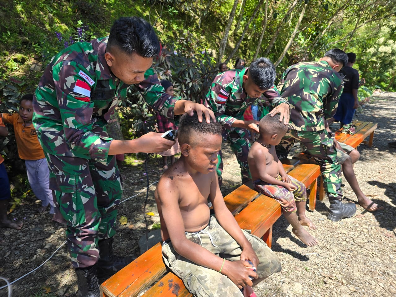 Satgas Yonif 715/Motuliato Perkuat Kedekatan Sosial Lewat Layanan Cukur Gratis di Perbatasan