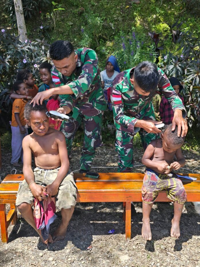 Satgas Yonif 715/Motuliato Perkuat Kedekatan Sosial Lewat Layanan Cukur Gratis di Perbatasan