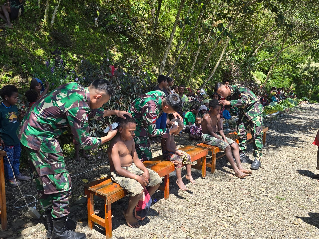 Satgas Yonif 715/Motuliato Perkuat Kedekatan Sosial Lewat Layanan Cukur Gratis di Perbatasan