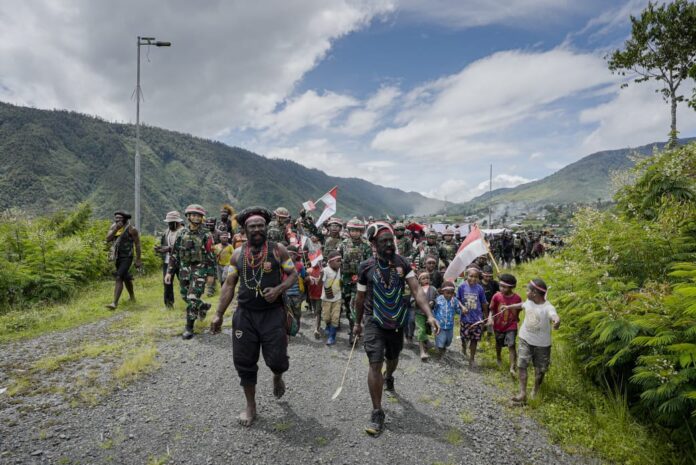 Aksi Heroik Satgas Yonif 715 dan Warga Papua dalam Rayakan Integrasi dengan NKRI