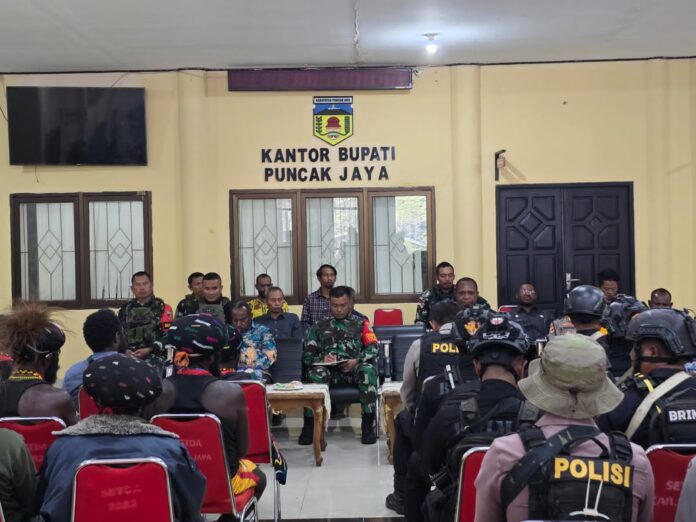 Dansatgas Yonif 715/Motuliato Hadirkan Solusi Damai dan Stabilitas di Tengah Konflik Paslon