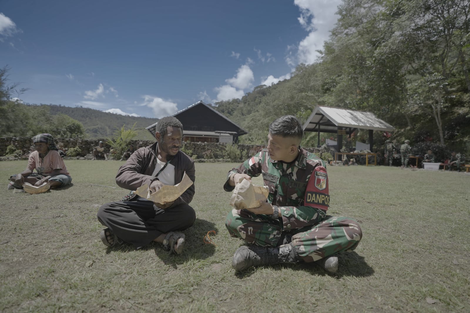 Kegiatan Sederhana Satgas Yonif 715 Tanam Rasa Saling Percaya