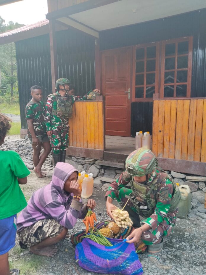 Borong Hasil Bumi, Satgas Yonif 715 Buka Jalan Kesejahteraan Masyarakat