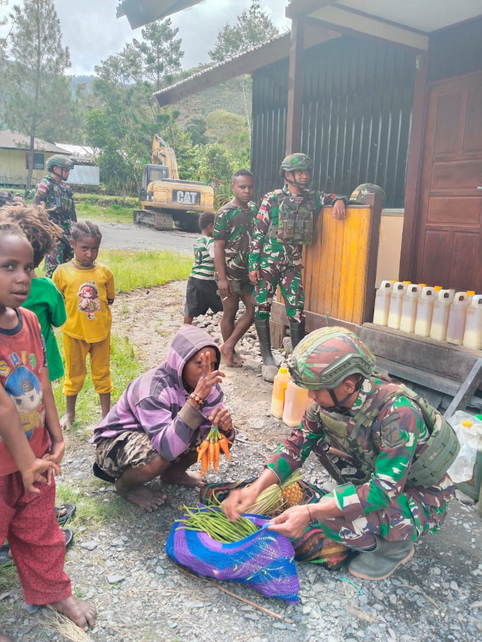 Borong Hasil Bumi, Satgas Yonif 715 Buka Jalan Kesejahteraan Masyarakat