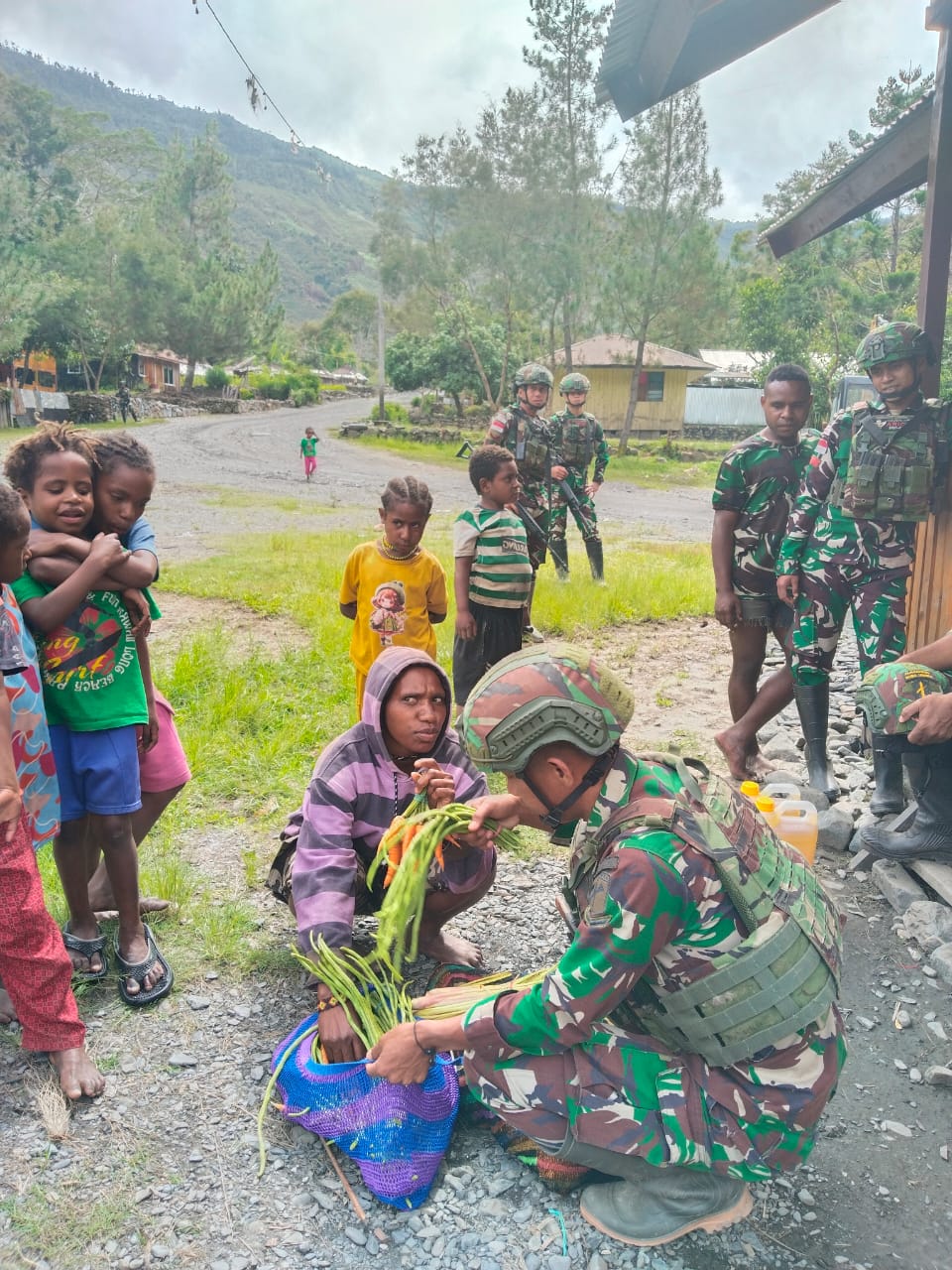 Borong Hasil Bumi, Satgas Yonif 715 Buka Jalan Kesejahteraan Masyarakat