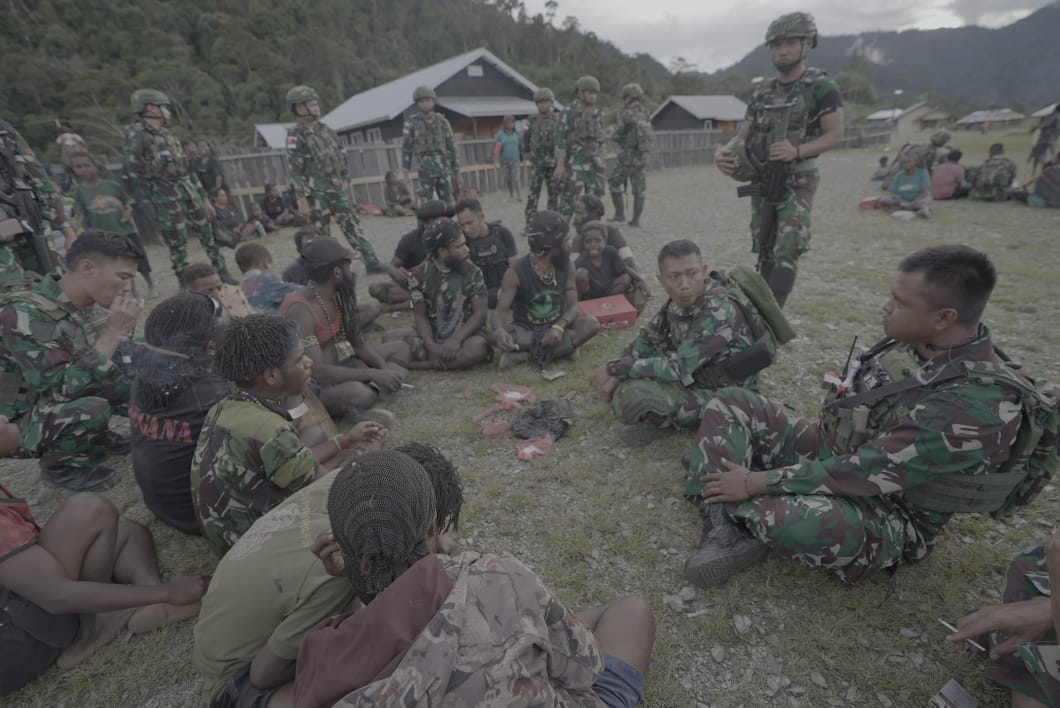 Satgas Yonif 715 Mtl Hadirkan Kegiatan Komsos Sebagai Jembatan Hati dengan Masyarakat