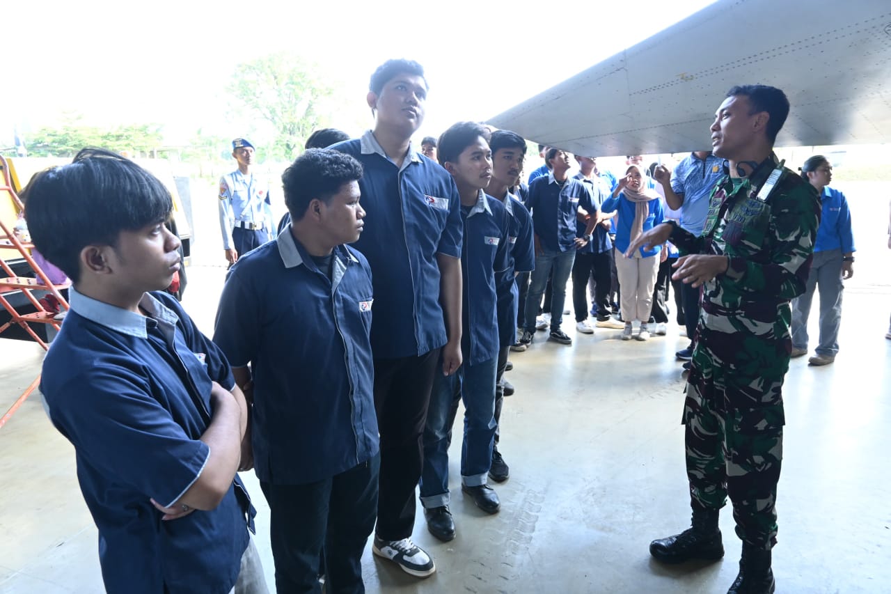 Skadron Teknik 044 Tampilkan Teknologi dan Prosedur Keselamatan Kerja kepada Mahasiswa