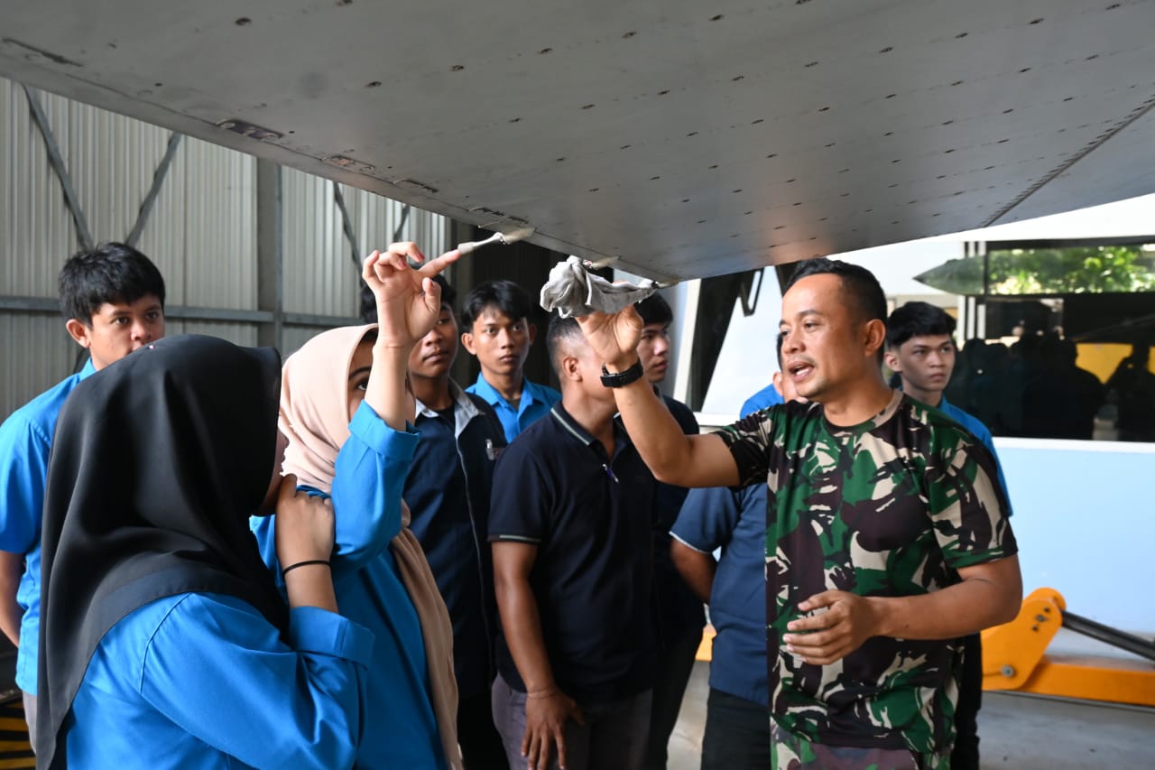 Skadron Teknik 044 Tampilkan Teknologi dan Prosedur Keselamatan Kerja kepada Mahasiswa