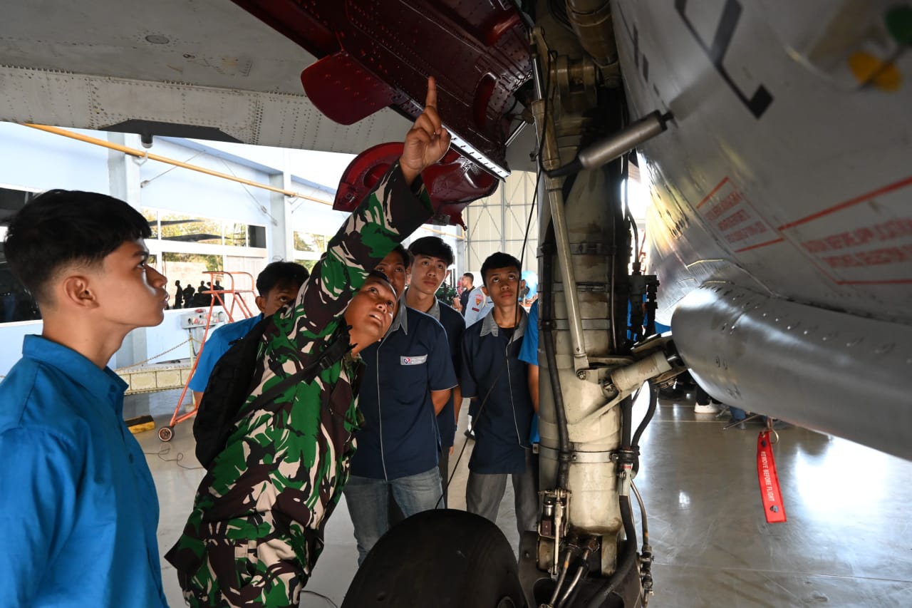 Skadron Teknik 044 Tampilkan Teknologi dan Prosedur Keselamatan Kerja kepada Mahasiswa