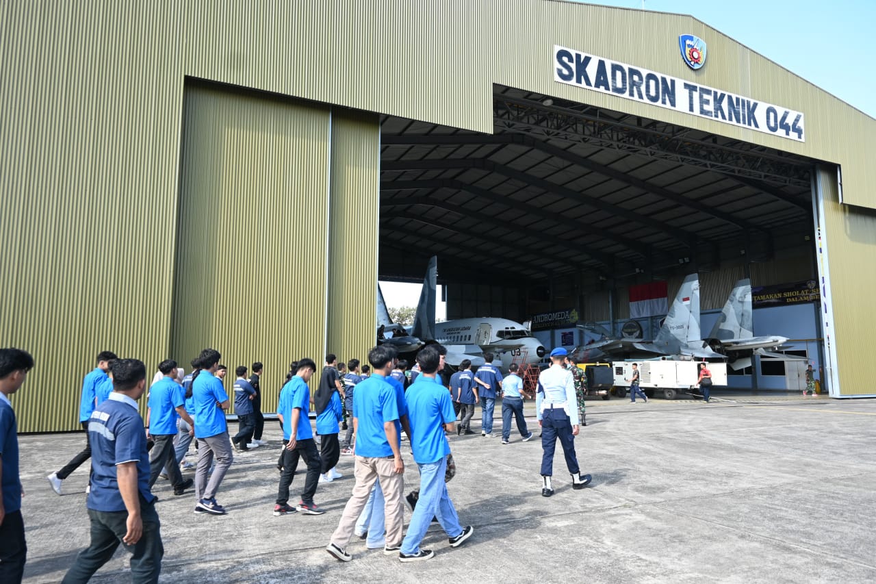 Skadron Teknik 044 Tampilkan Teknologi dan Prosedur Keselamatan Kerja kepada Mahasiswa