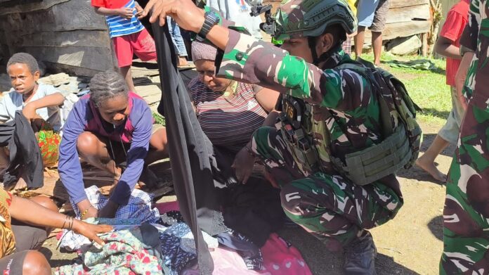 Satgas Yonif 715/Mtl Tanggap Cepat Bantu Korban Kebakaran di Pagaleme Puncak Jaya