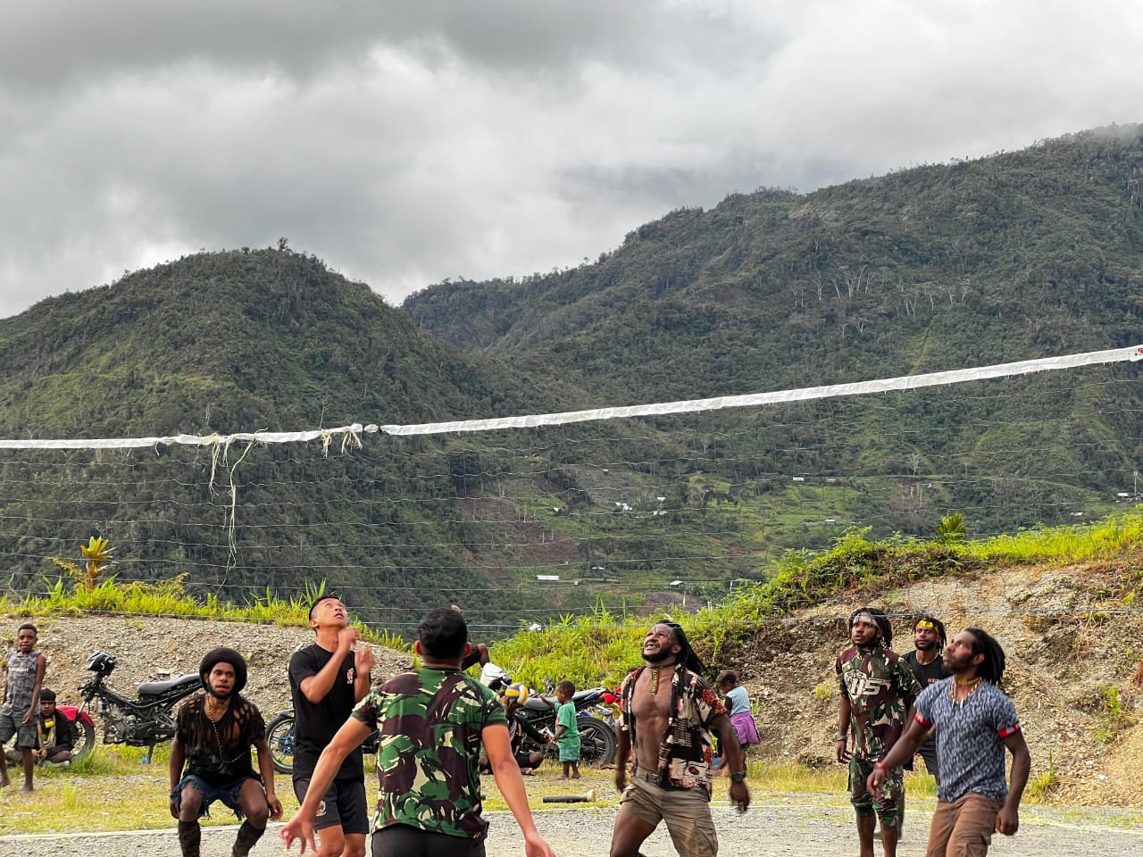 Kebersamaan TNI dan Masyarakat Puncak Jaya Tercermin dalam Olahraga yang Mempererat Kemanunggalan
