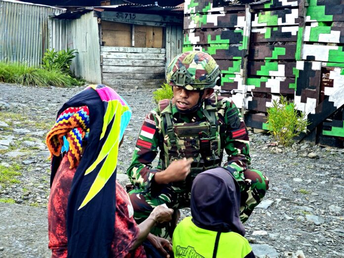 Satgas Yonif 715 Gerakkan Pengobatan Gratis dari Rumah ke Rumah