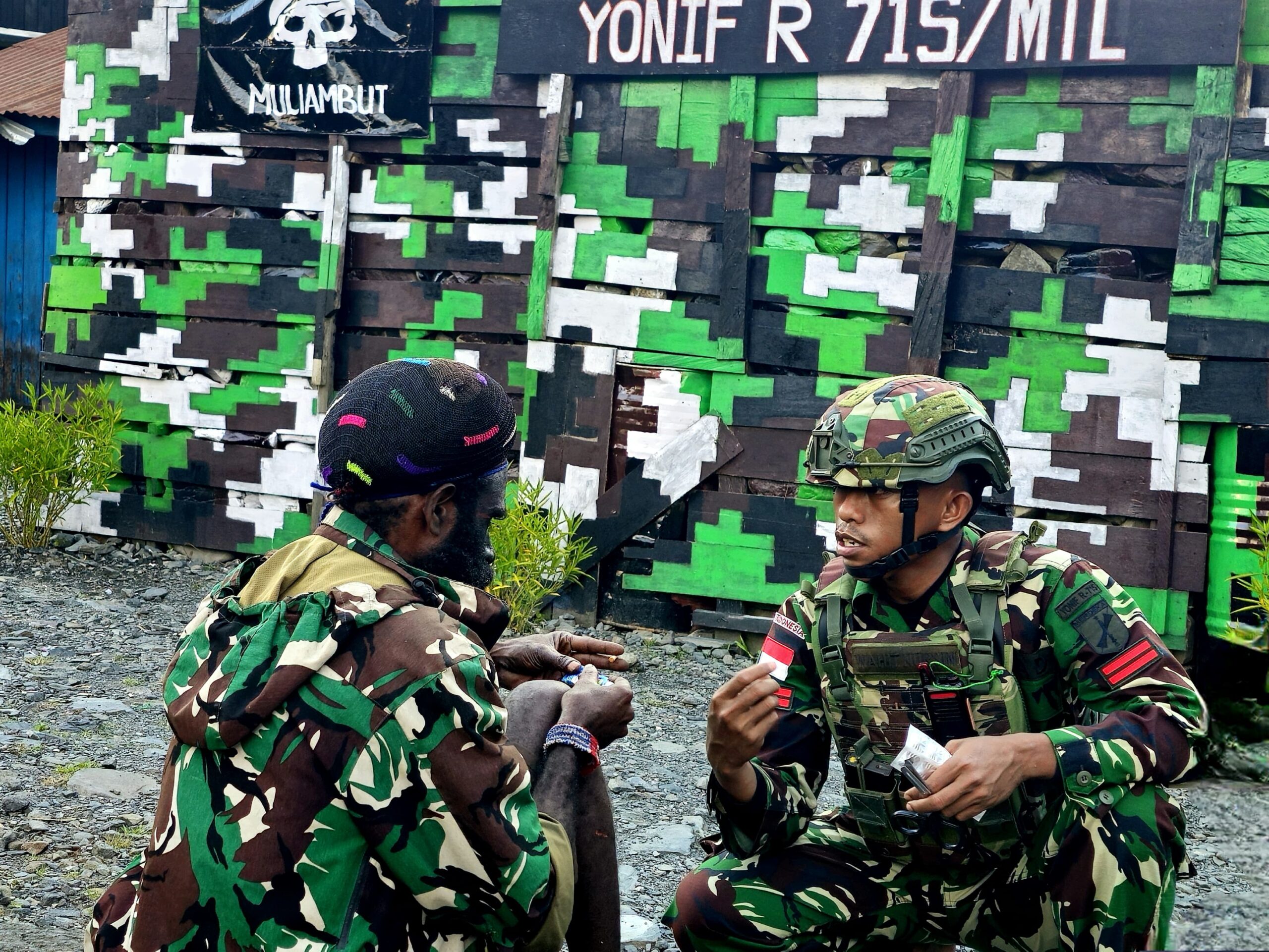 Satgas Yonif 715 Gerakkan Pengobatan Gratis dari Rumah ke Rumah