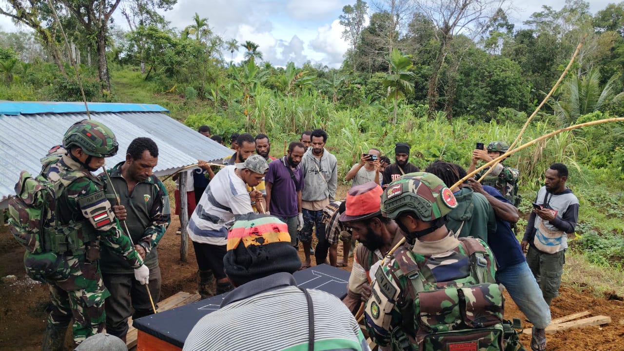 Satgas Yonif 126/KC Hantarkan Sosok Pendidik Penuh Semangat ke Peristirahatan Terakhir