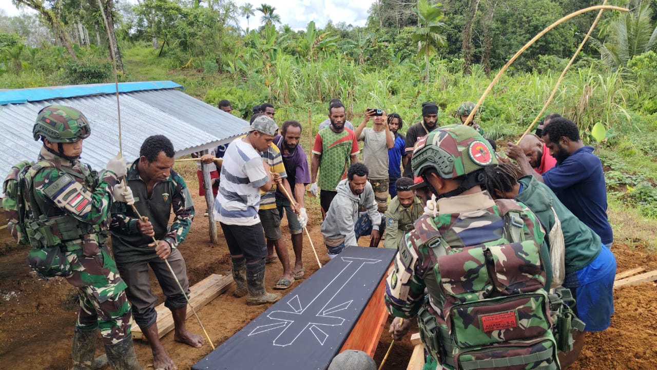 Satgas Yonif 126/KC Hantarkan Sosok Pendidik Penuh Semangat ke Peristirahatan Terakhir
