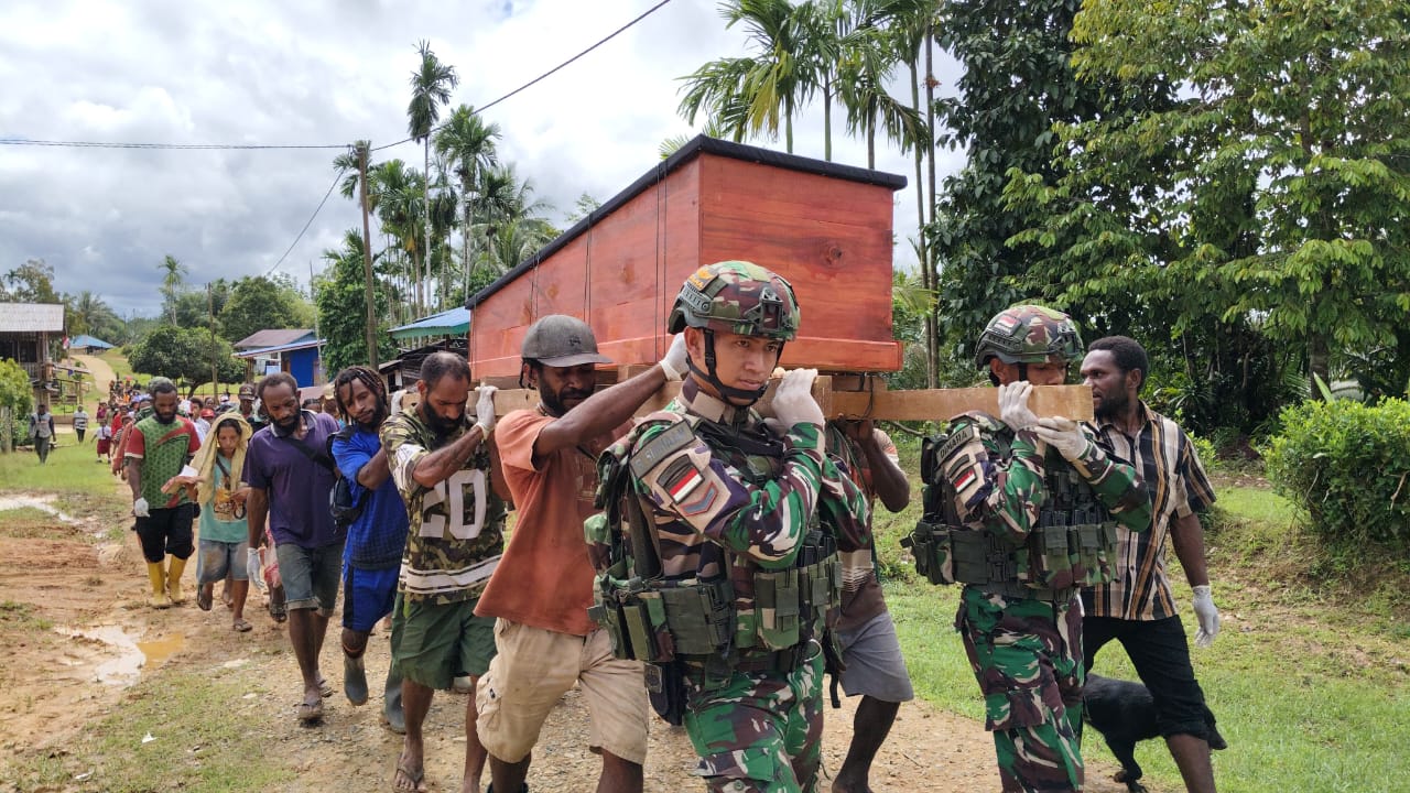 Satgas Yonif 126/KC Hantarkan Sosok Pendidik Penuh Semangat ke Peristirahatan Terakhir