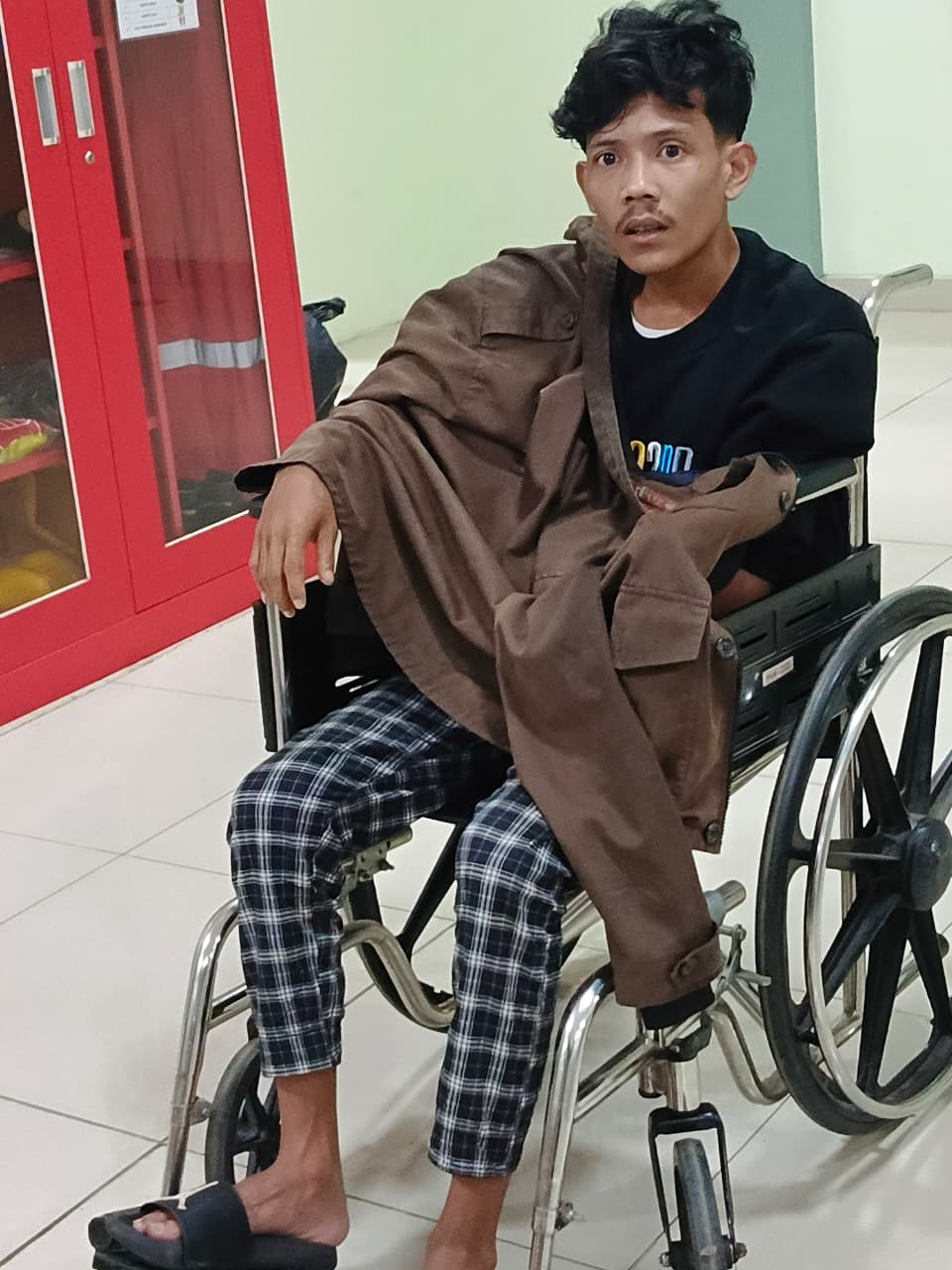 SUPIR APV YANG MENABRAK PARA KORBAN - KECELAKAAN MELIBATKAN MOBIL APV DAN DUA MOTOR TERJADI DI LEUWILIANG, BOGOR BARAT