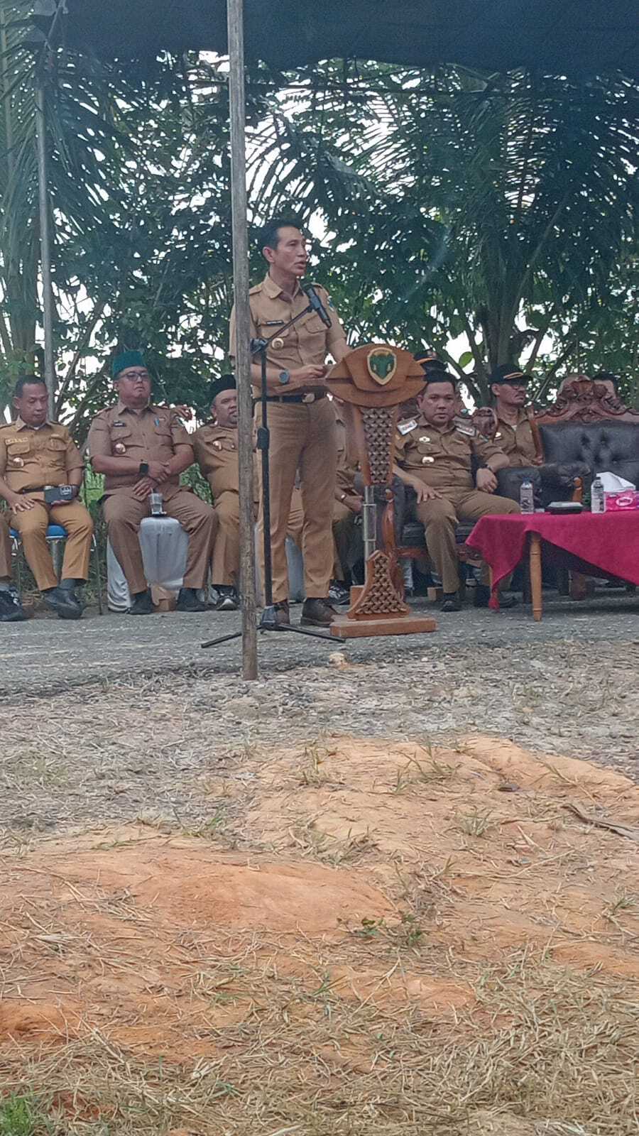 Bupati Batanghari, H. Muhammad Fadhil Arief sedang meresmikan prasasti pembangunan infrastruktur di Kecamatan Pemayung