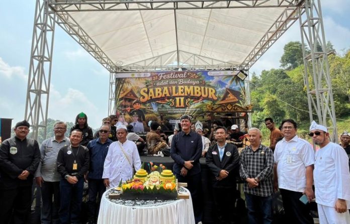 Pemimpin Wilayah Pegadaian Kanwil VIII Jakarta 1, Dede Kurniawan beserta jajaran hadir pada acara Festival Adat dan Budaya Saba Lembur II di Kampung Cibuluh, Desa Kiarasari, Kecamatan Sukajaya, Kabupaten Bogor.