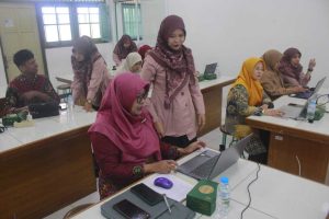 Gambar 2. Suasana sesi praktik. Setiap kelompok peserta didampingi oleh satu fasilitator untuk mengembangkan produk pembelajaran berbasis AI.