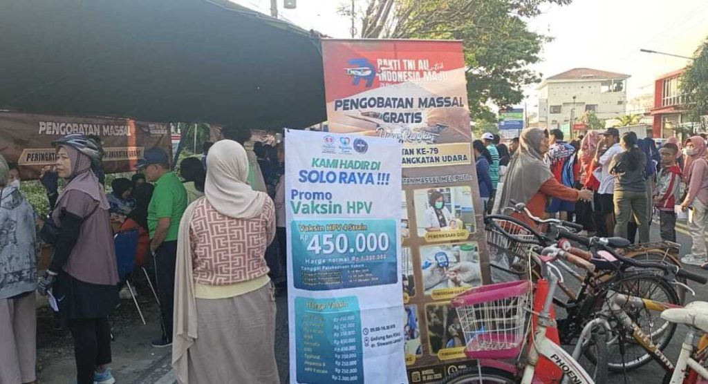 Suasana Pengobatan Massal Gratis di CFD Colomadu