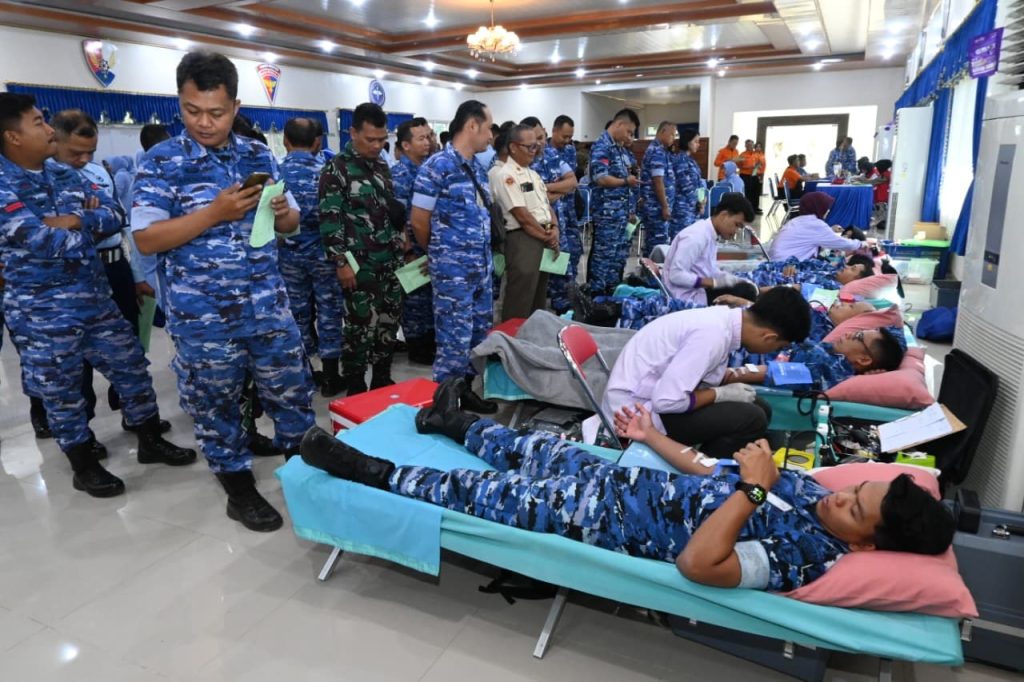 Suasana donor darah dalam rangka memperingati Hari Bakti ke-79 TNI Angkatan Udara, Pangkalan TNI Angkatan Udara (Lanud) Adi Soemarmo