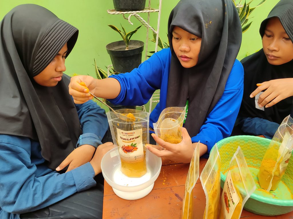 Pengemasan produk serbuk jamu